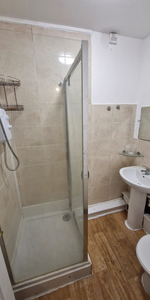 1 bedroom in a flat share to rent - Photo 3