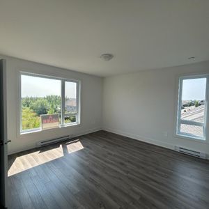 WOW**Baisse de prix **GRAND 4 1/2 ALOUER LIBRE IMMÉDIATEMENT INCLUS 5 ÉLECTRO - Photo 2