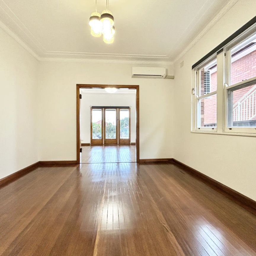 Spacious three-bedroom home in convenient location - Photo 1