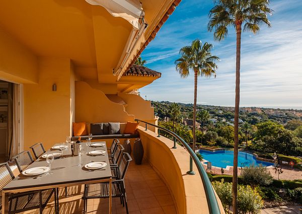 Fantastic apartment in Elviria Hills with views of the sea and the mountains