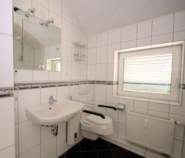 Schicke, helle Wohnung mit Südbalkon, Aufzug und Einbauküche - Photo 1