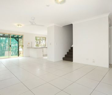 CENTRALLY LOCATED 3 BEDROOM TOWNHOUSE - Photo 2