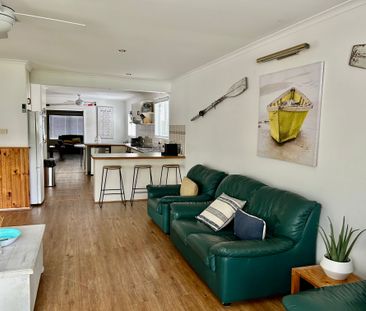 4 Bedrooms - 2 Bathroom - Located Opposite Beach - Fantastic Location - Photo 3