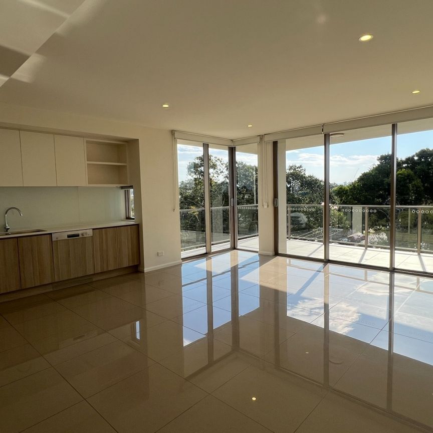 Modern 2 Bedroom Apartment with Skyline Views - Photo 1