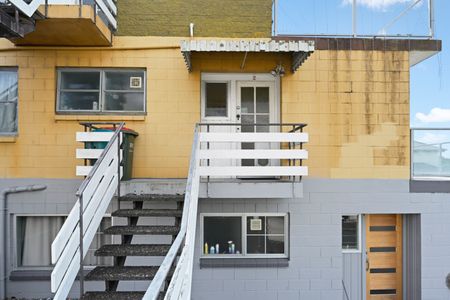 2 bedroom apartment (second level), 1 living, 1 bathroom (separate shower and bath), large balcony with river views, single garage. - Photo 2