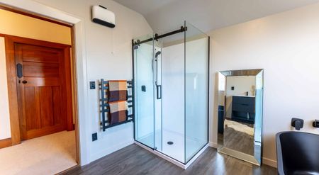 Modern Comfort Meets Classic Charm in the West End - Photo 4