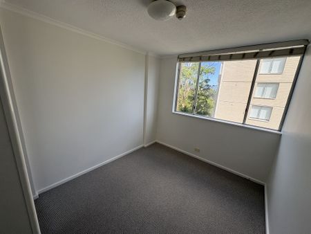 Bright & Spacious 3-Bedroom Apartment Near Train Station - Photo 3