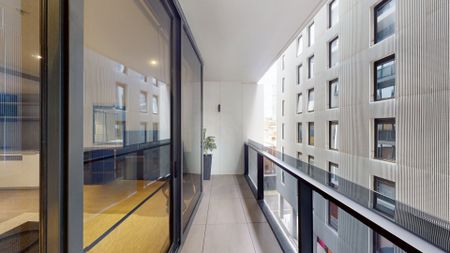 Fully Furnished Inner-City Apartment with Study & Balcony - Photo 2