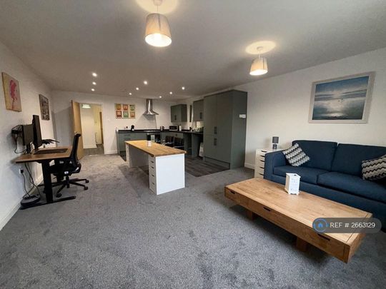 3 bedroom flat to rent - Photo 1