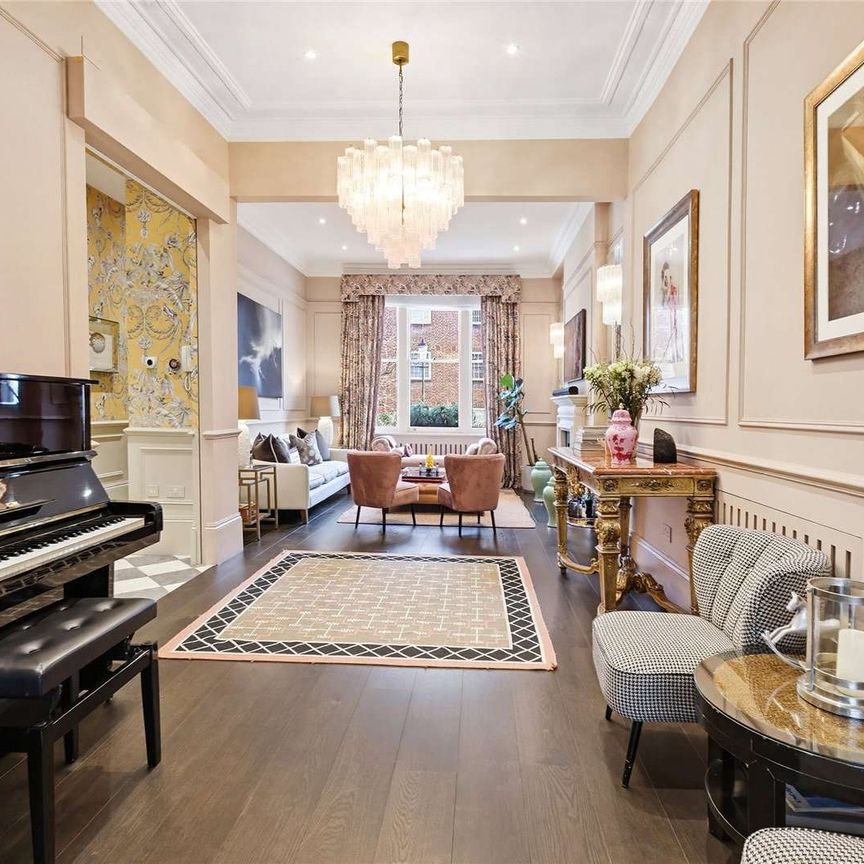 A beautifully refurbished four bedroom Chelsea townhouse offering striking design, generous living spaces and versatile modern amenities. - Photo 1