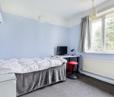 Semi-detached House to rent - Eltham Road, London, SE9 - Photo 4