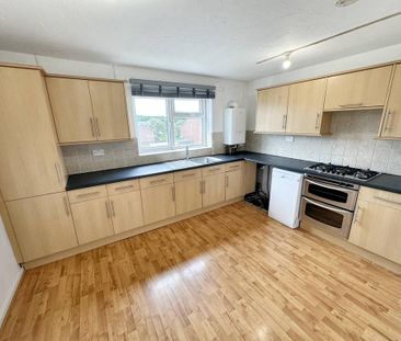 3 bedroom flat to rent - Photo 4