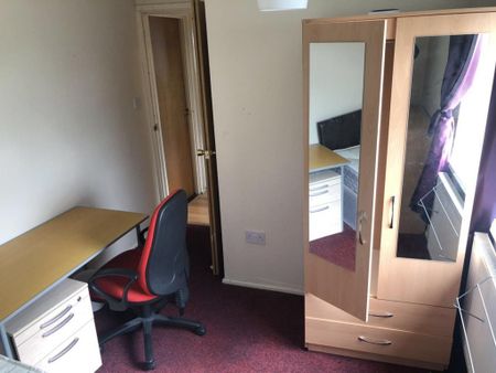 3 bedroom flat to rent - Photo 5
