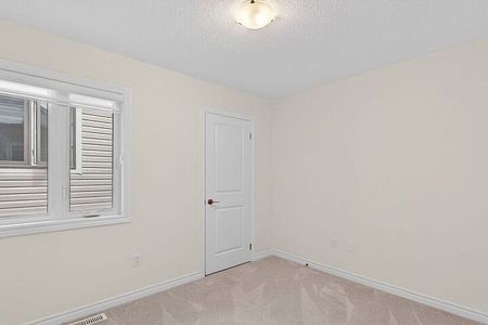 For Lease - 11 Phoenix Boulevard, Barrie, Ontario - Photo 4