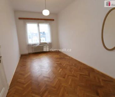 Prostorný slunný byt 4+1 ve třetím patře secesní cihlové budovy v c... - Photo 2