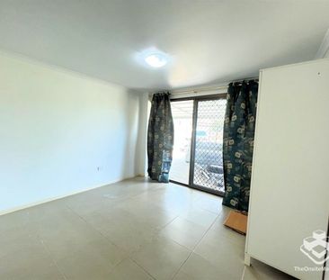 THREE AIR CON, SOLAR PANELS, EXTRA 3 ROOMS DOWNSTAIRS. A GREAT LOCA... - Photo 6