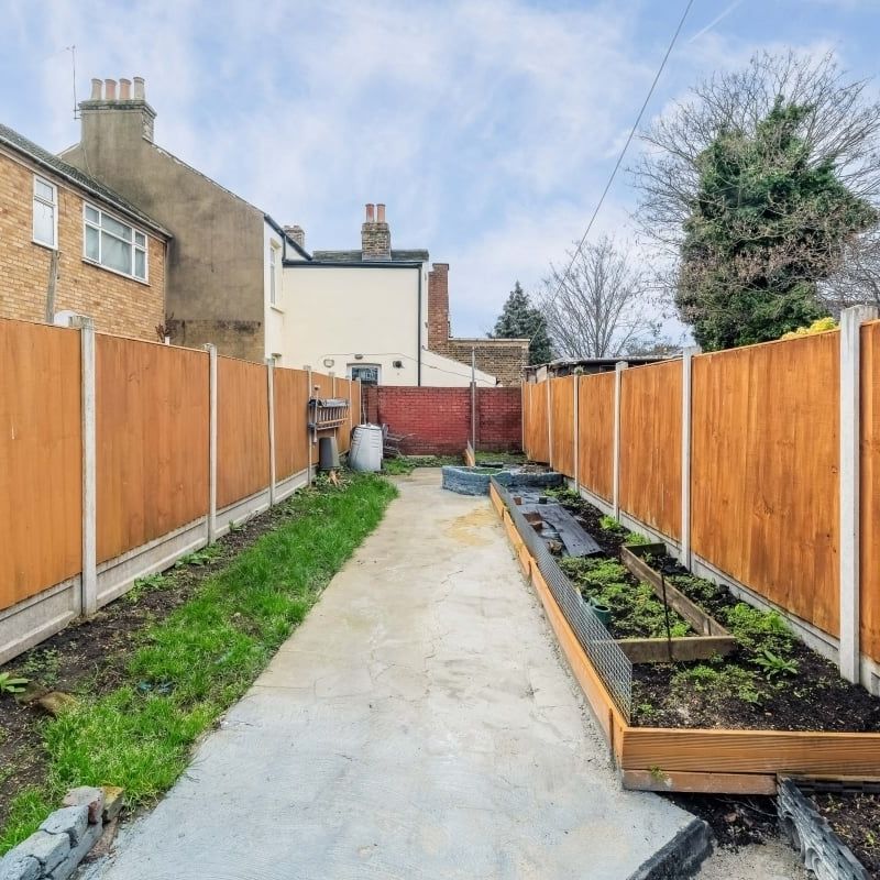 2 bedroom end of terrace house to rent - Photo 1