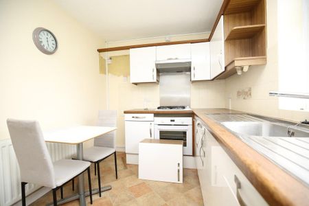 2 bedroom ground floor flat to rent - Photo 3