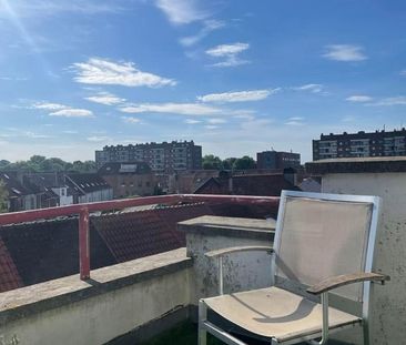 Spacious student room with sunny terrace in renovated house - Photo 1