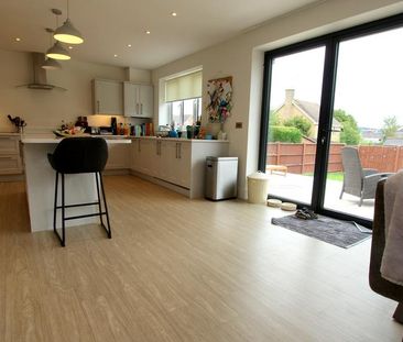 4 bedroom semi-detached house to rent - Photo 5