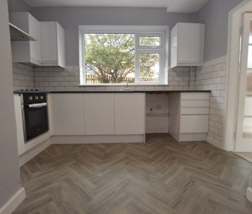 3 Bedroom Semi-Detached House - Photo 2