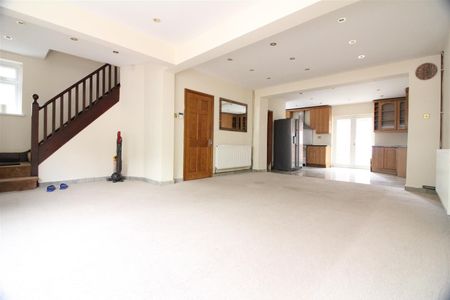Fern Lane, Hounslow - Photo 2