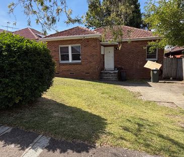 Spacious 4-Bedroom Home with Large Backyard & Separate External Cabin - Photo 4