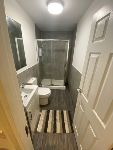 5 Bed Terraced House, Strawberry Road, M6 - Photo 3