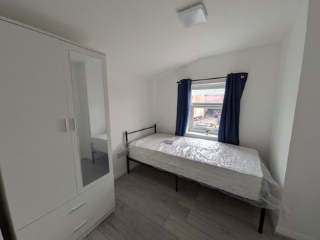 Room in a Shared House, London Road, SM6 - Photo 4