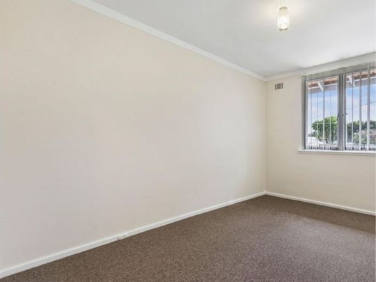 Comfortable living on a quiet street! - Photo 1