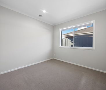 SPACIOUS FAMILY HOME WITH SECOND LIVING AND STUDY NOOK - Photo 4