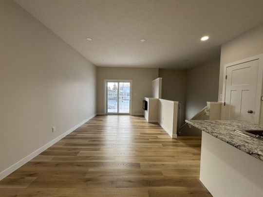 3 Bedroom Triplex - Ready for it's First Tenants!! 1 Month Free Rent - Photo 1