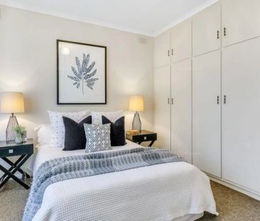 Quiet & Comfortable Living in a Leafy Location - Photo 5