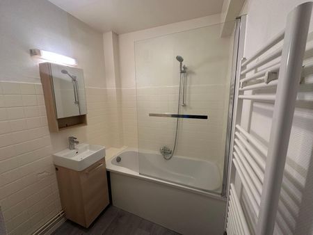 Location Appartement 3 pièces 60m² CHERBOURG-EN-COTENTIN 50100 - Photo 4