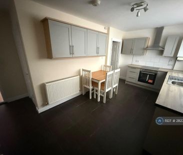 3 bedroom detached house to rent - Photo 2