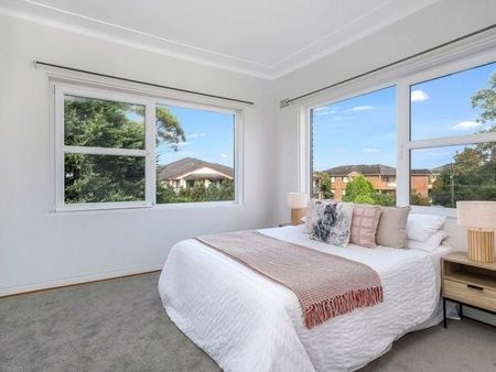 Renovated Sun-Filled And Spacious Two Bedroom Apartment Close To All Amenities - Entry Off Lindsay Street - Photo 2