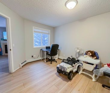 Spacious 2 Bed, 2.5 Bath Condo In Shawnessy | Fireplace, Balcony & ... - Photo 4