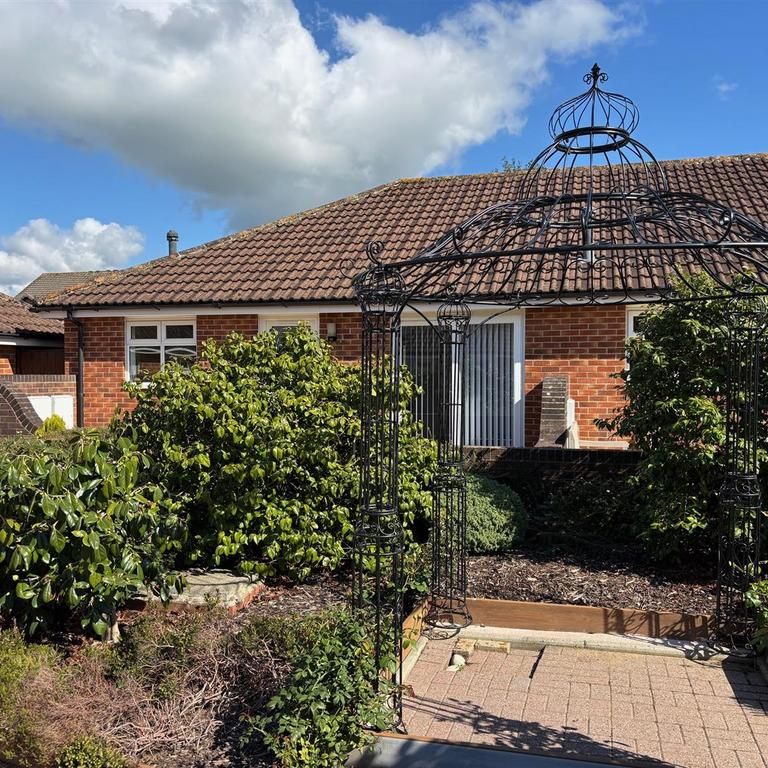 2 bedroom bungalow to rent - Photo 1
