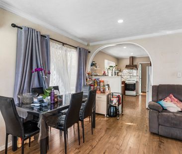 Spacious Family Home with Garage - Unbeatable Location - Photo 1