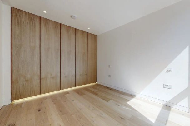 4 bedroom house in London - Photo 1