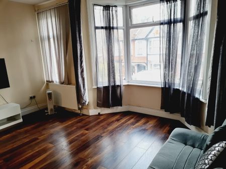 2 Bed Flat, Hatherley Gardens, E6 - Photo 3