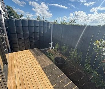 Brand-New Modern 3-Bedroom 3 bathroom in Howick - Photo 4