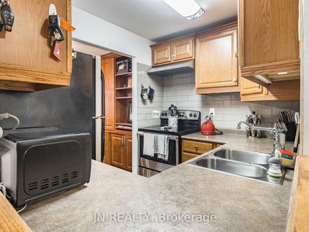 For Lease - 23 Hazelglen Court, Brampton, Ontario - Photo 4