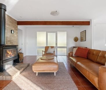 FULLY FURNISHED- Relaxed Red Hill Living – Furnished 3-Bedroom Home... - Photo 1