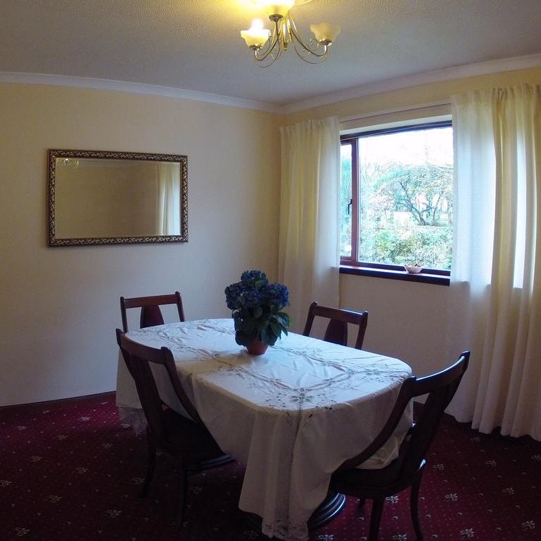 5 bedroom bungalow to rent - Photo 1