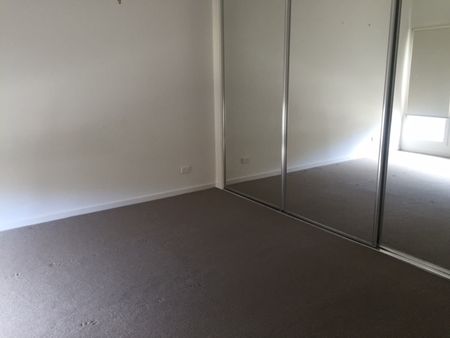 Modern Perfectly located 3 bedroom double storey townhouse with all the mod cons! - Photo 3