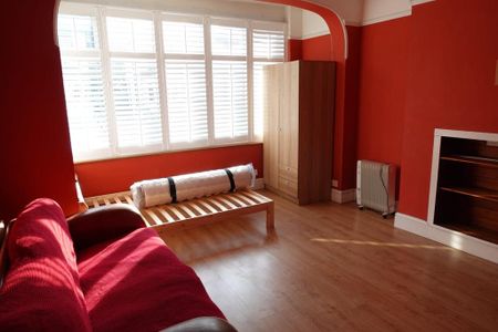 1 bedroom in a house share to rent - Photo 3