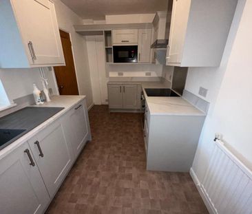 Available 3 Bed House - end terrace - Photo 4