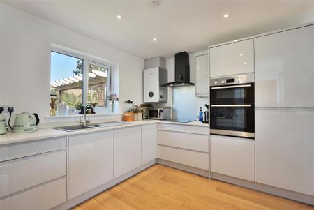 4 bedroom detached house to rent - Photo 5