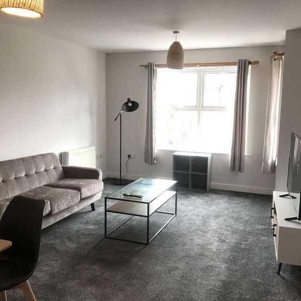 Bed // Student Flat // Jul, LN5 - Photo 1